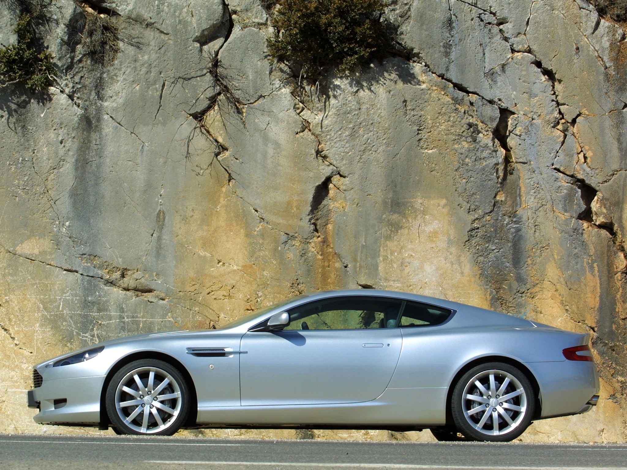 машины, вид сбоку, серебряный металлик, тачки (cars), астон мартин (aston martin), скала, db9, стиль