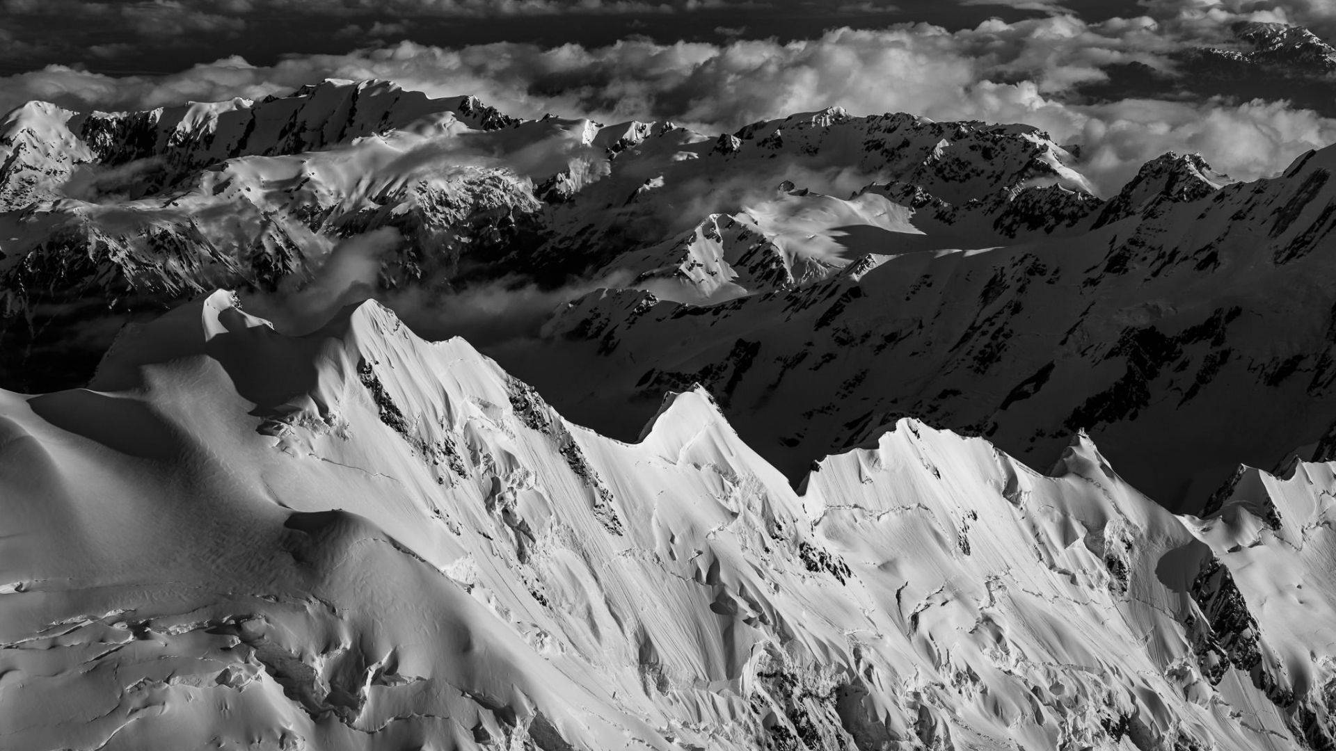 заснеженные черно-белые художественные горы