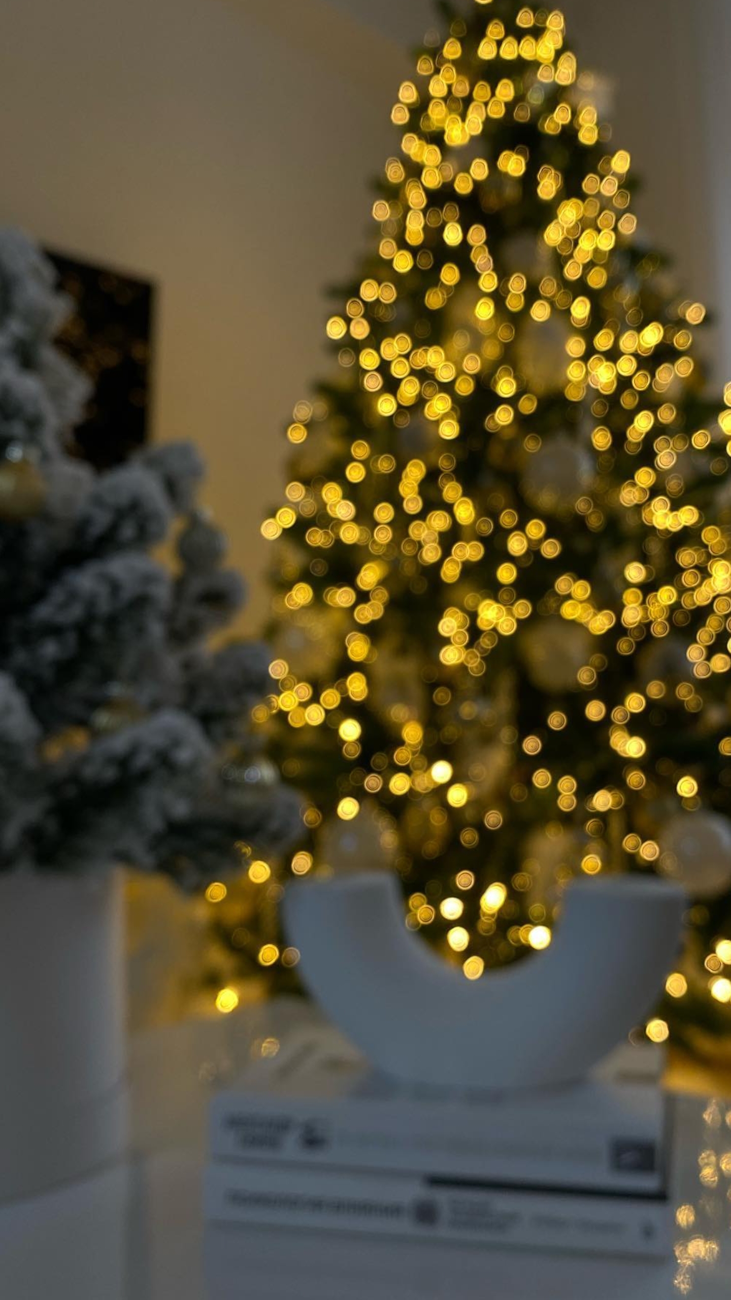 рождественский фон, елка, эстетичные обои, красивые гирлянды