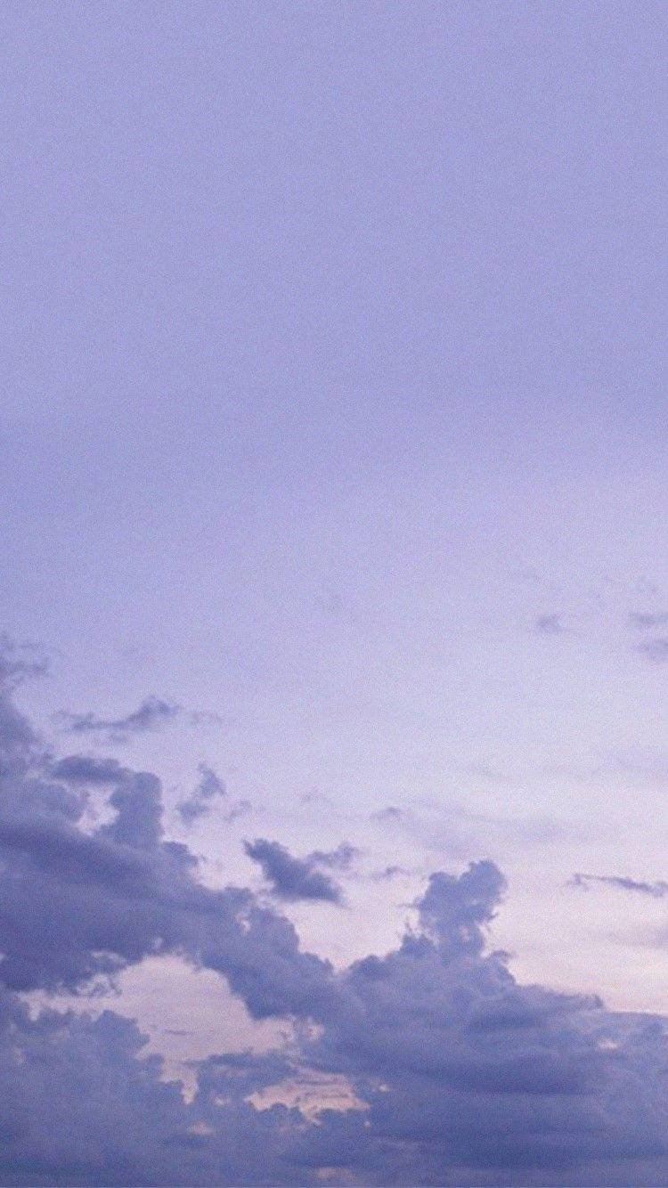 эстетичные фиолетовые облака для iphone