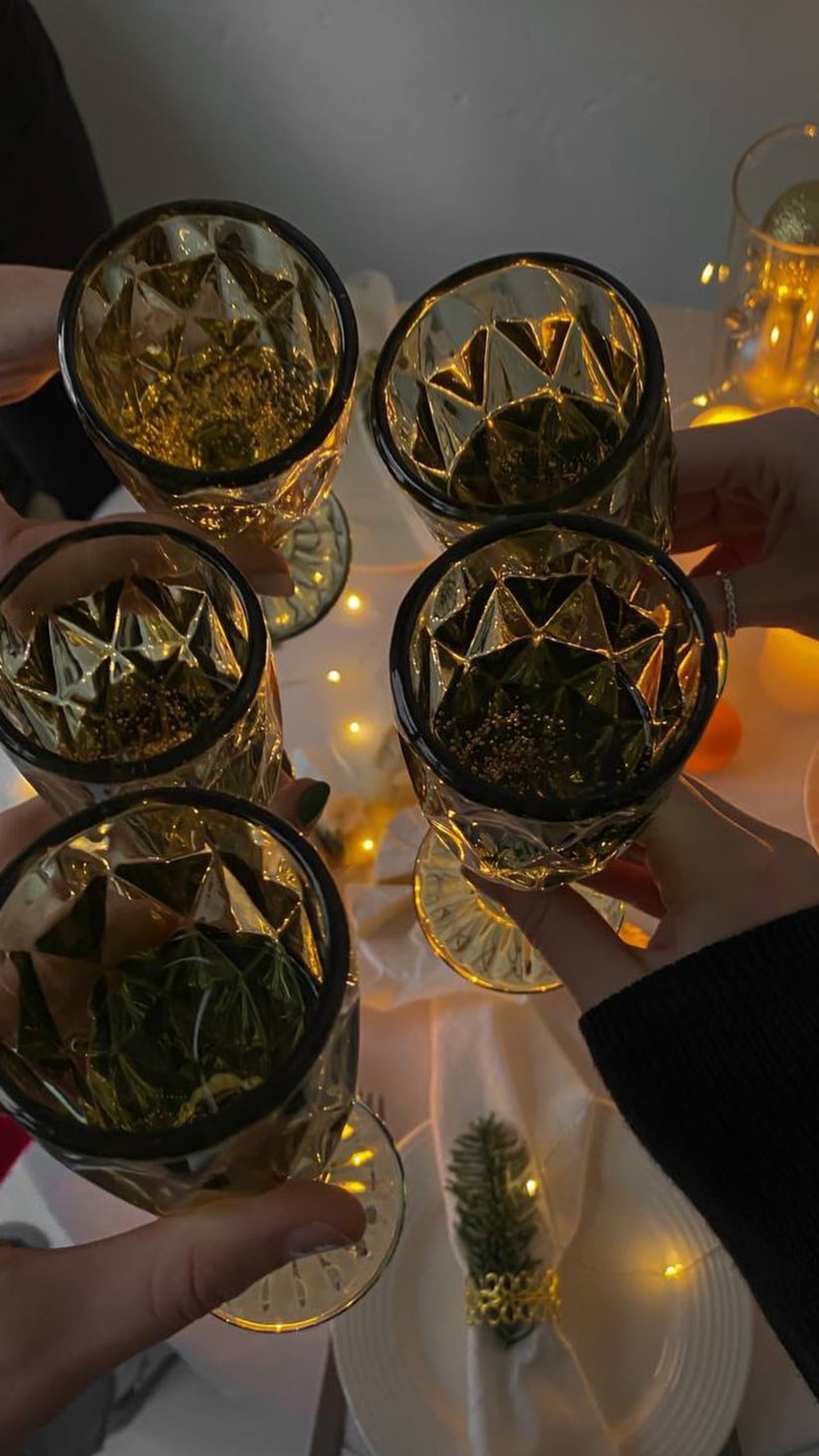 бокалы с шампанским, компания друзей, новый год, праздничное настроение