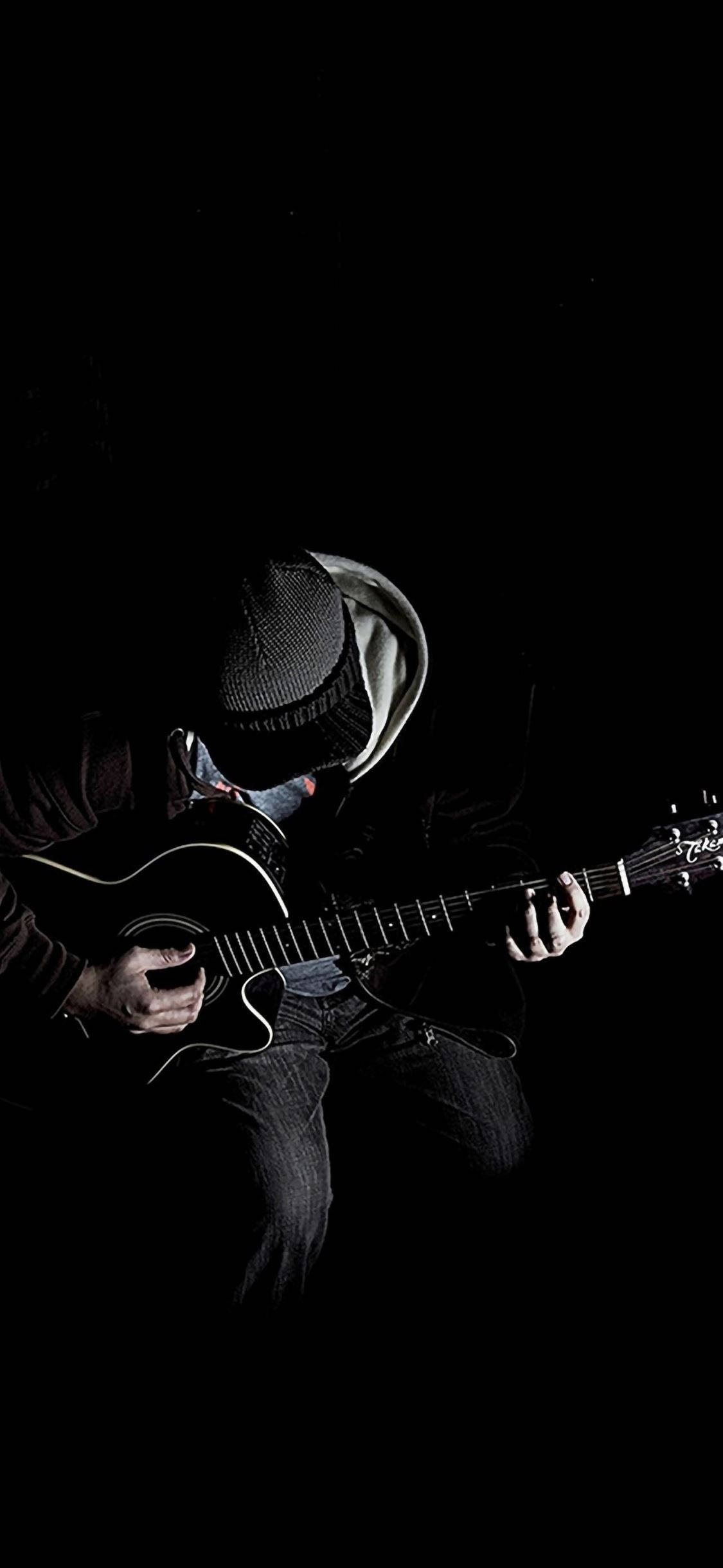 мужчина, играющий на гитаре iphone dark