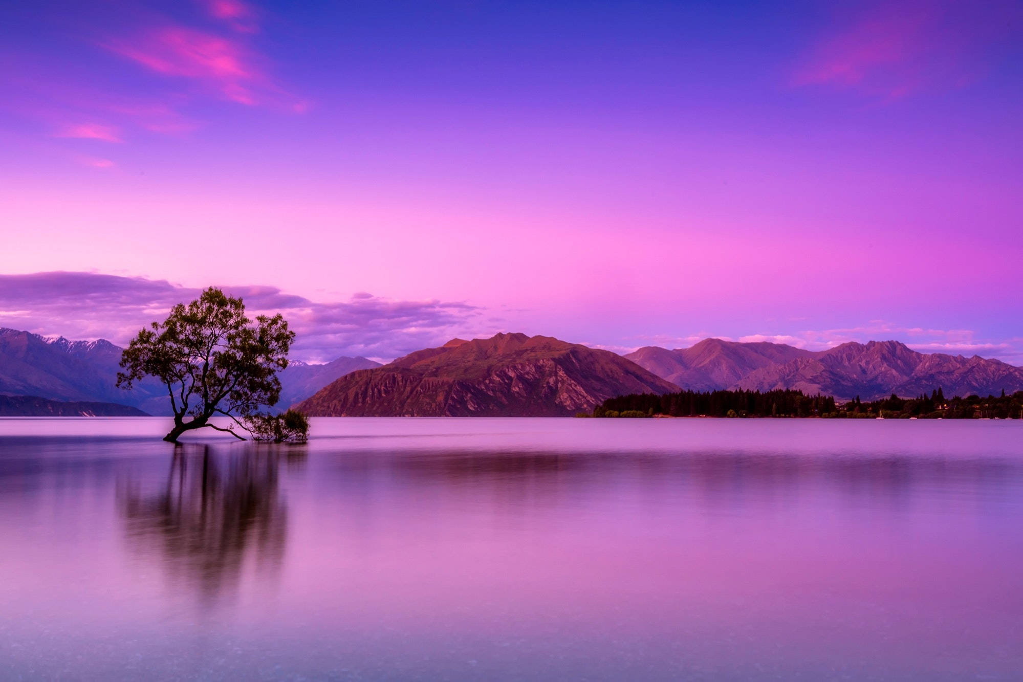 эстетичное фиолетовое небо над горами