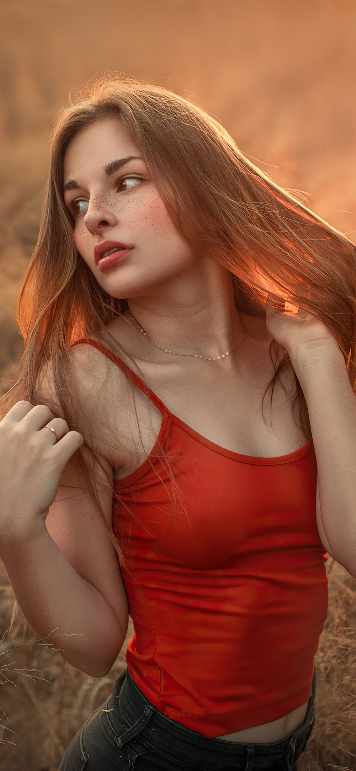 рыжая девушка с веснушками, стройная красавица в поле