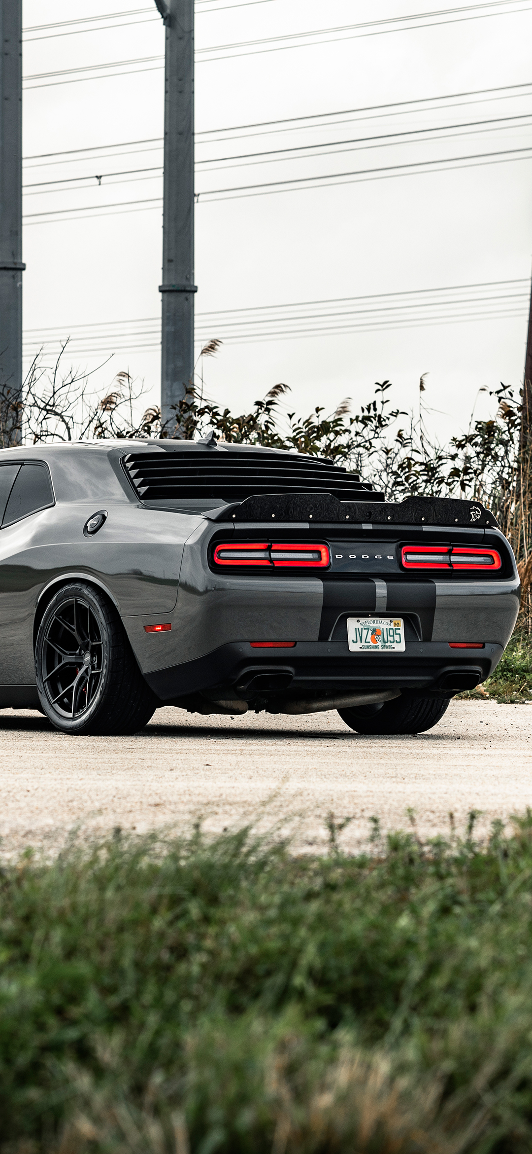 dodge challenger масл кар серый