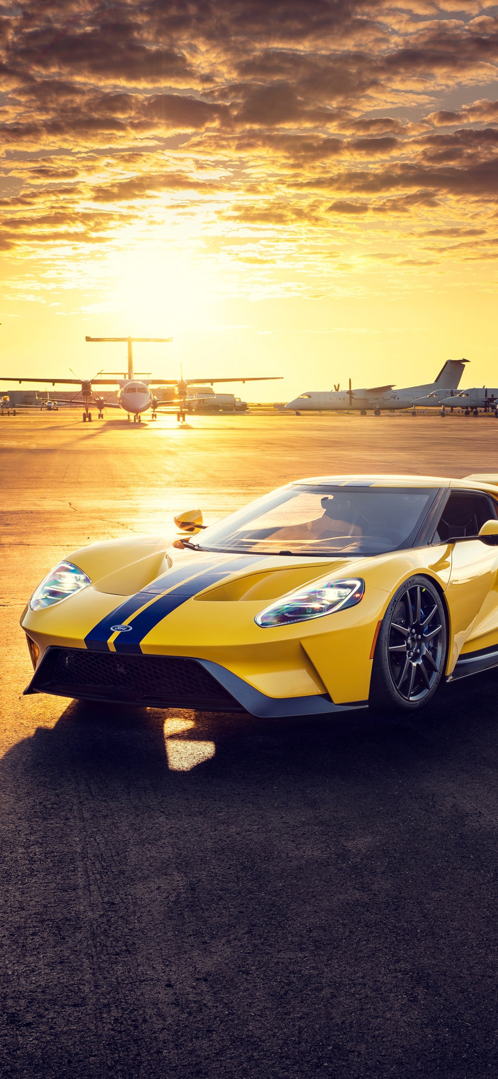 ford gt желтого цвета на взлетке