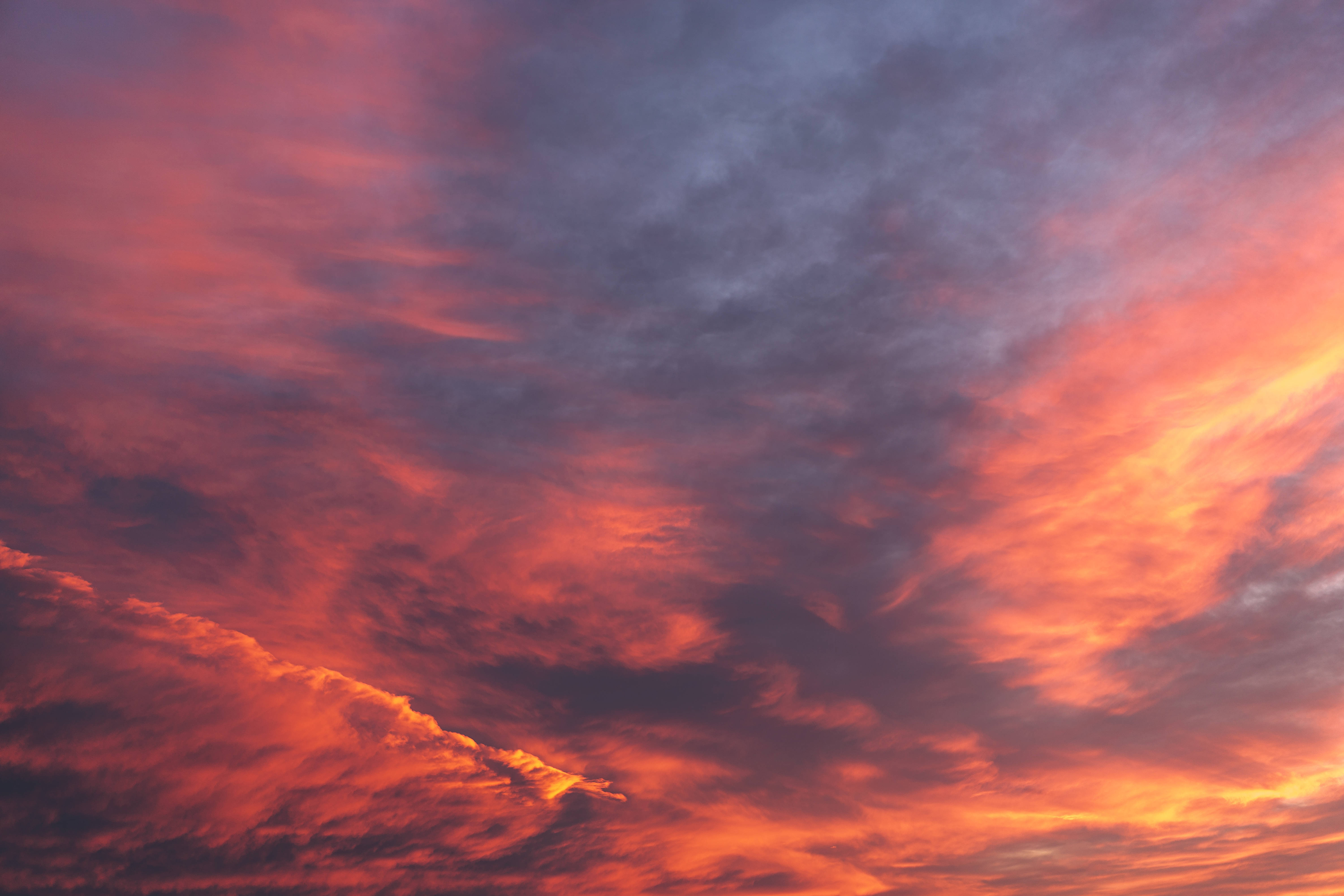закат с красными и оранжевыми облаками imac 4k
