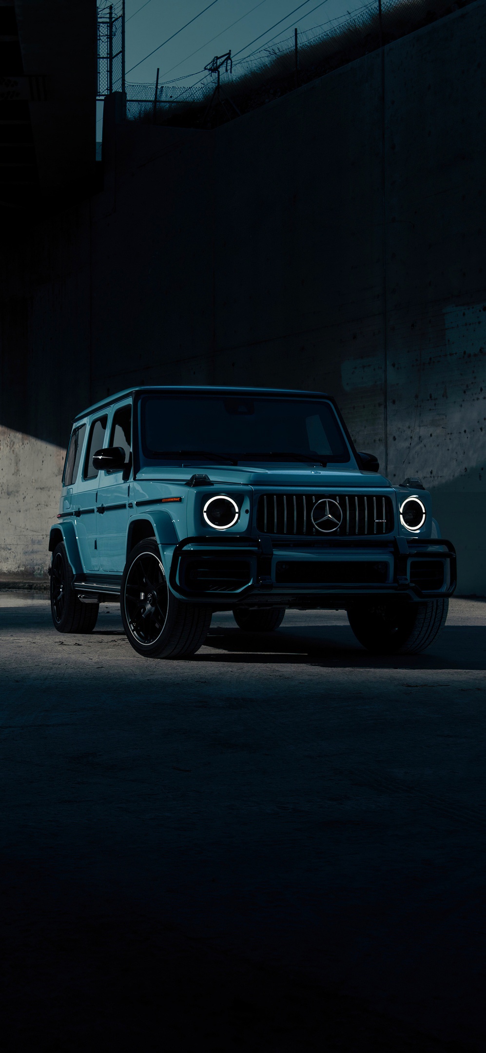 голубой mercedes-benz g-класс amg 63 на тёмном фоне