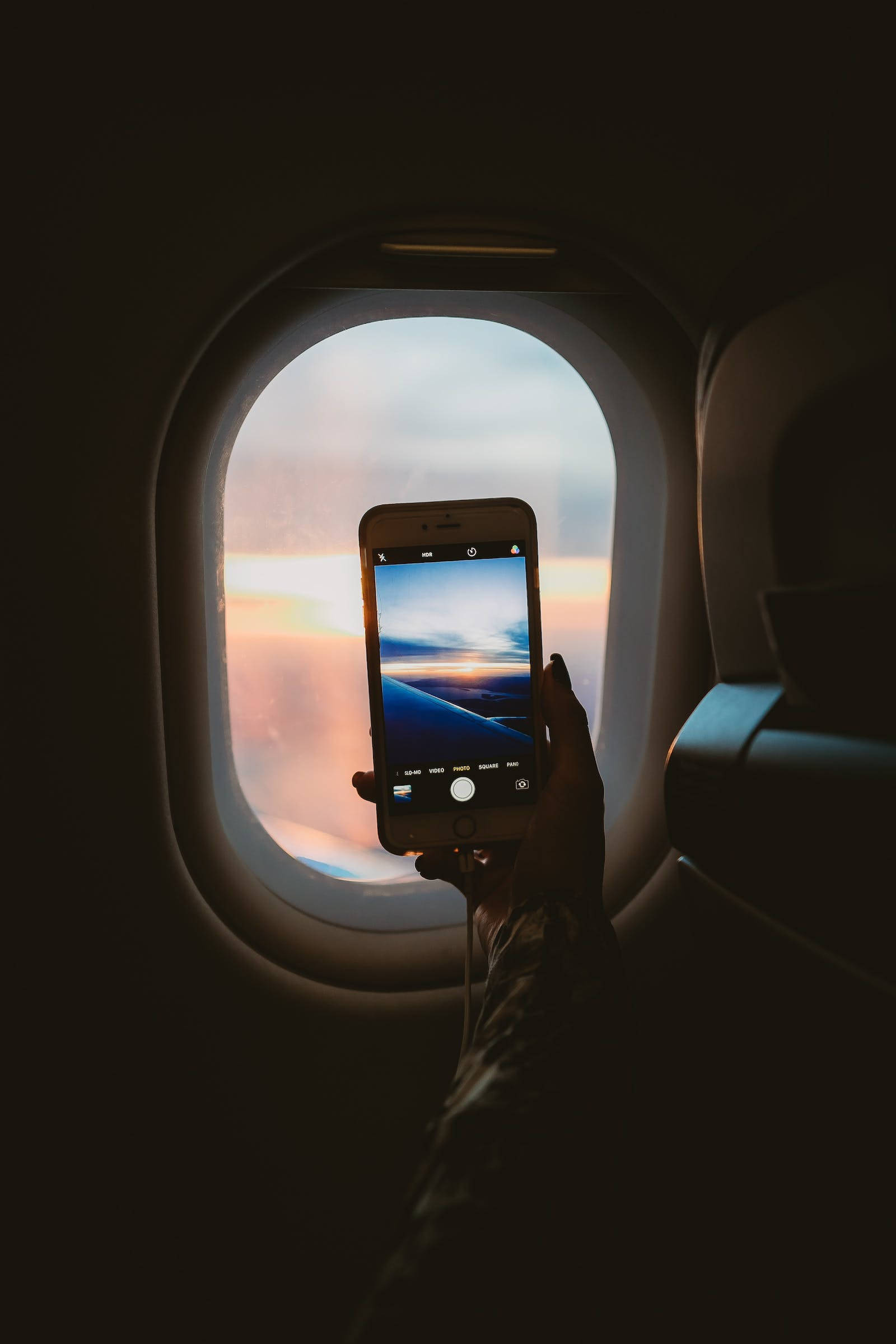 темный айфон в самолете