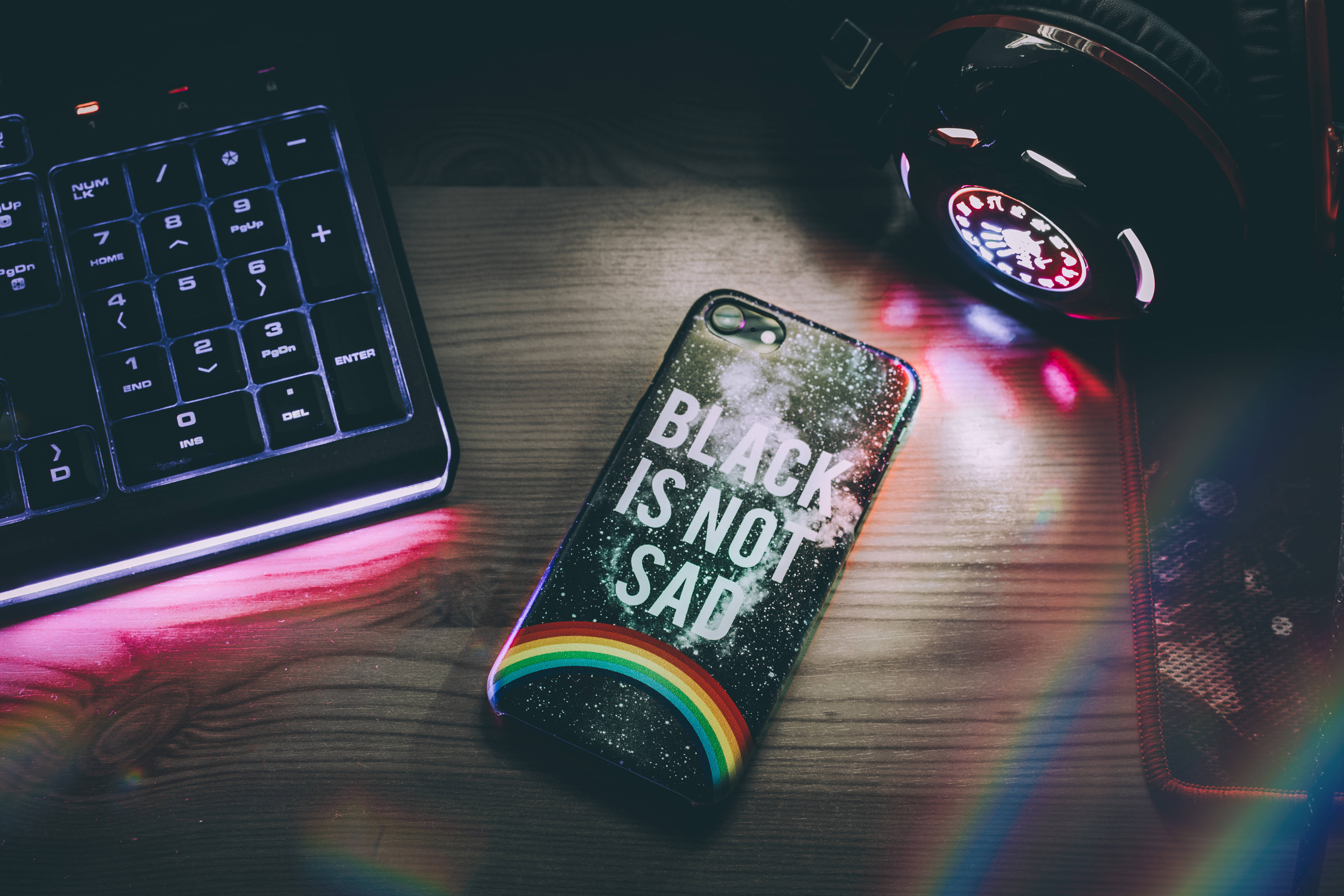 темный неоновый iphone рядом с клавиатурой