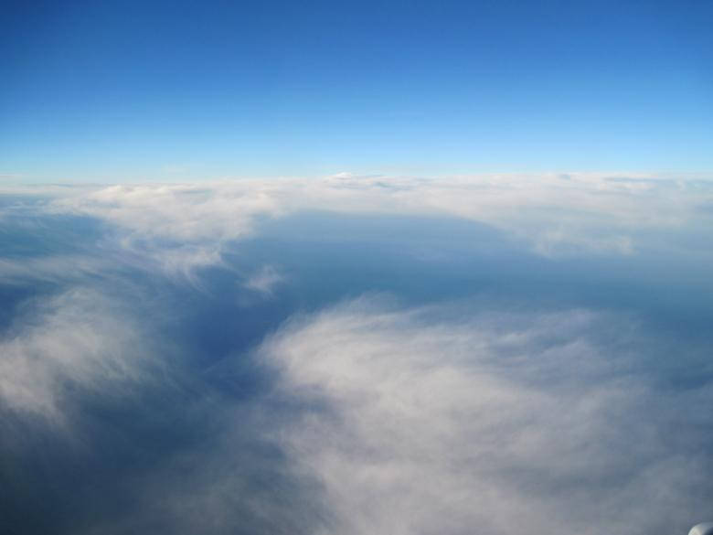 нежно-голубое эстетичное небо с тонкими облаками