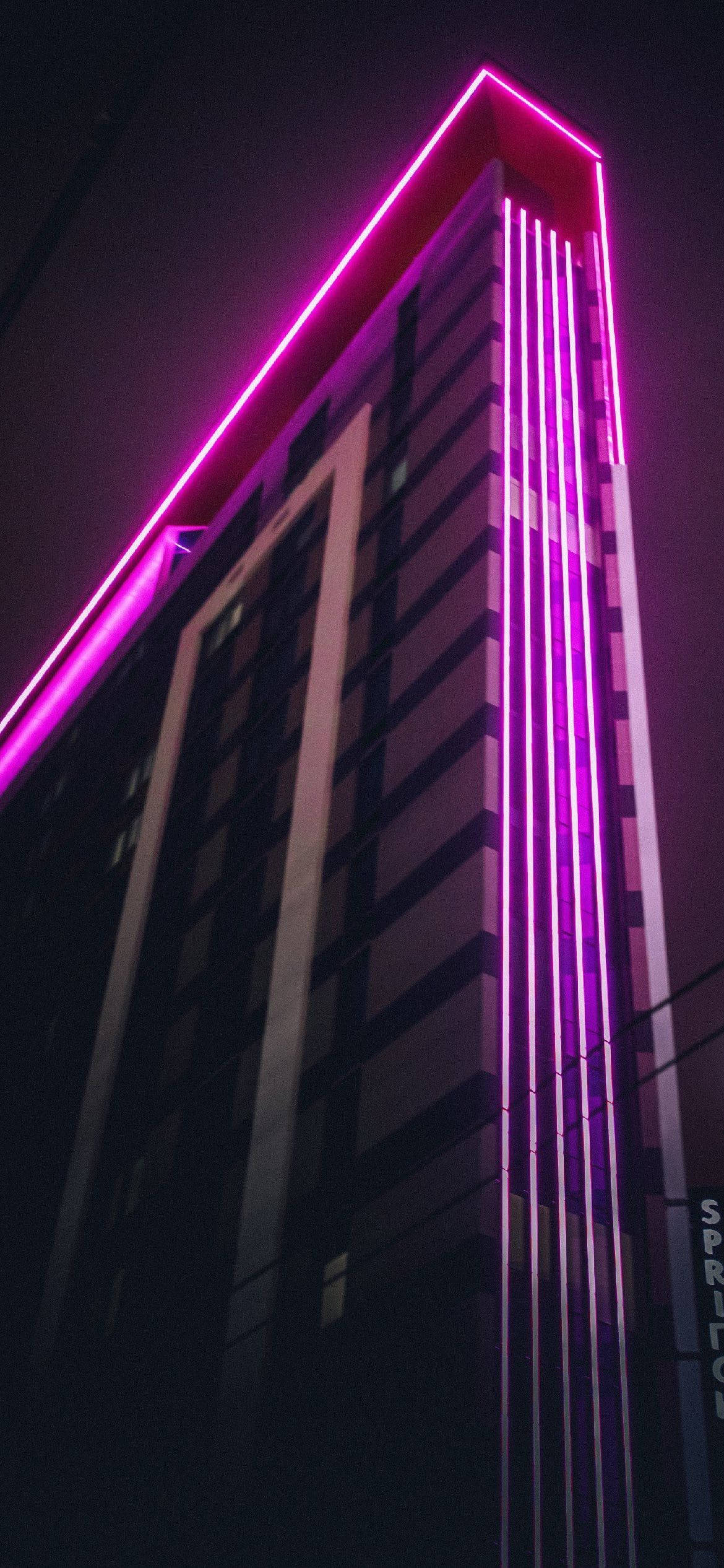 светло-розовый эстетичный небоскреб