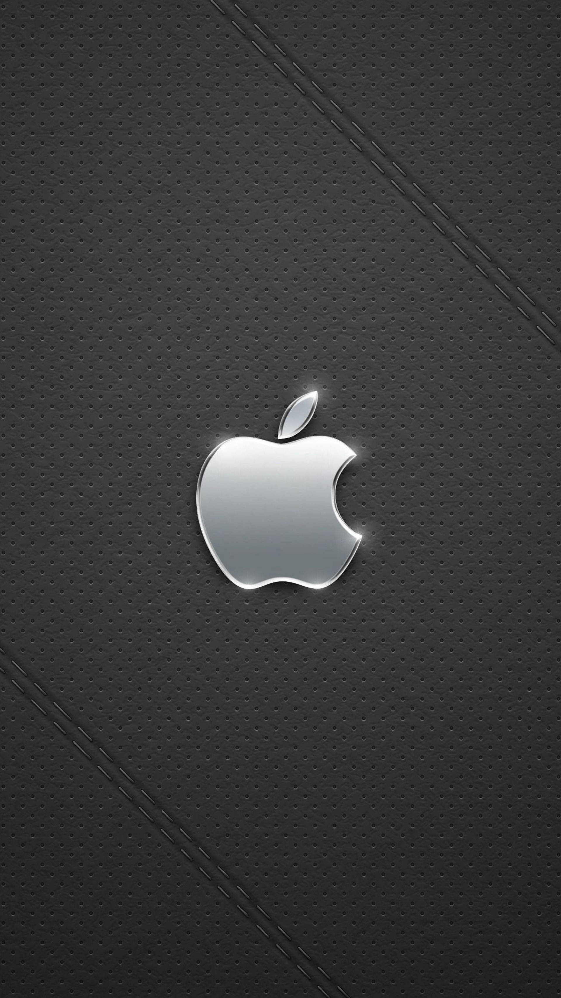 черный iphone с серебристым логотипом apple