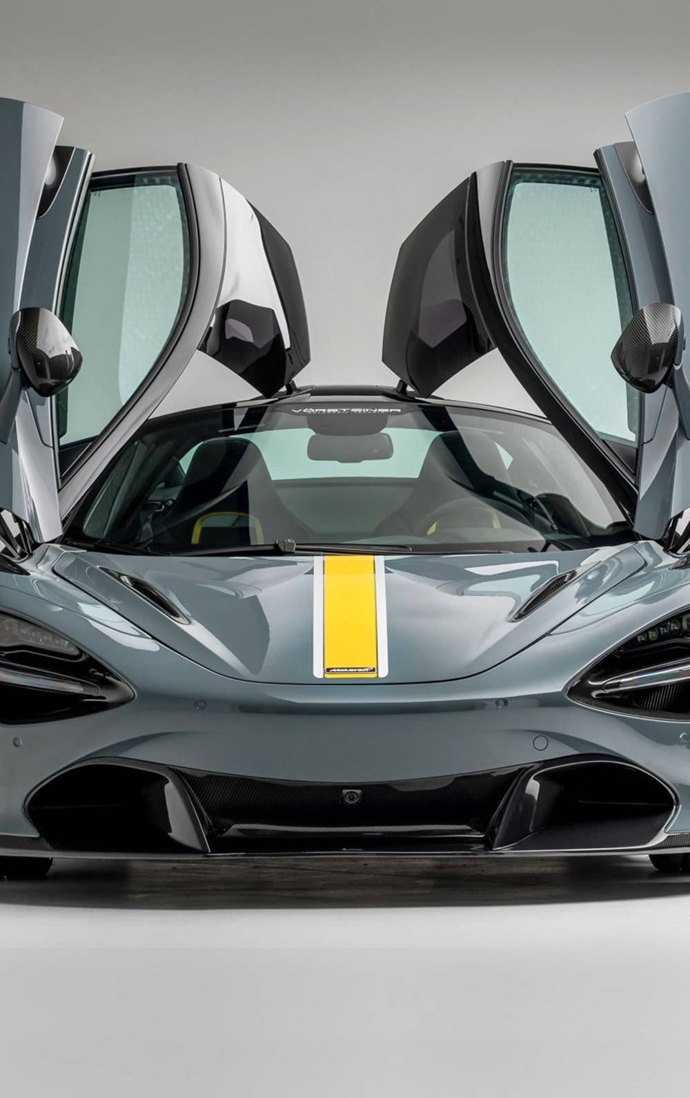 mclaren 720s серебристый автомобиль с открытыми дверями телефон