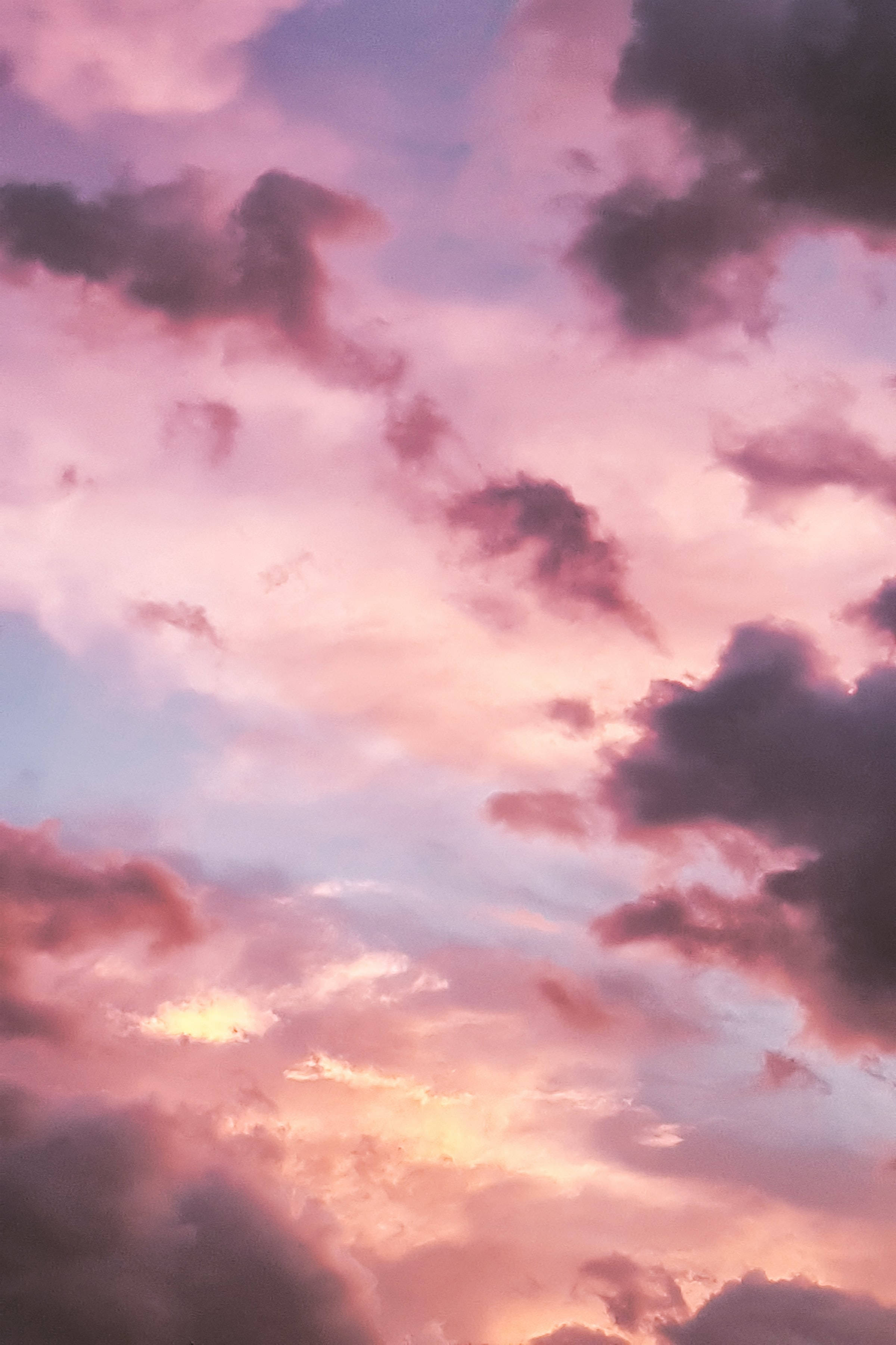 симпатичное розовое эстетичное небо с затянутыми облаками