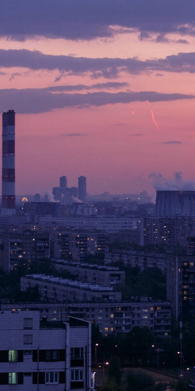 город под пурпурным эстетичным небом