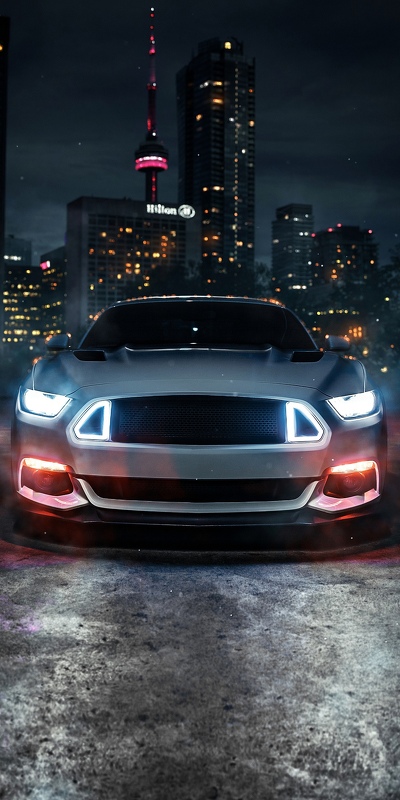 ford mustang shelby gt с неоновыми фарами на фоне ночного мегаполиса