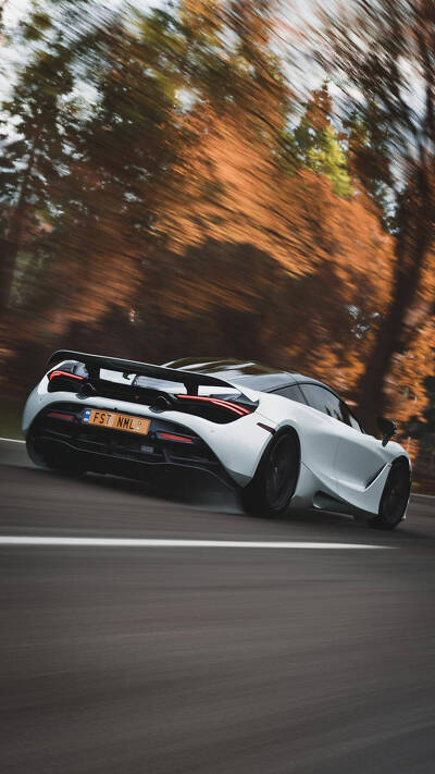 mclaren 720s белый автомобиль, превышающий скорость, телефон