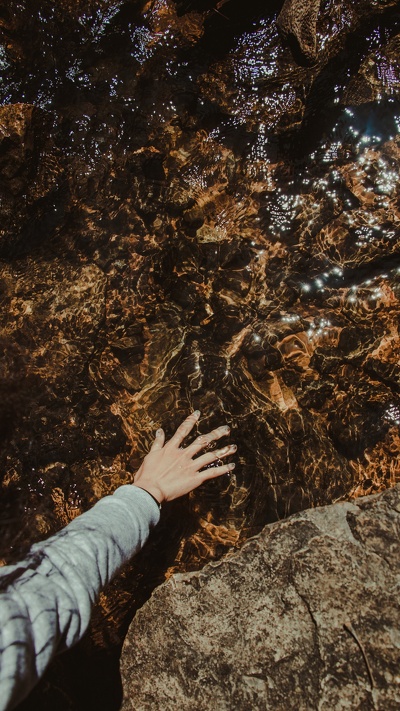 человек касаясь скалы, дерево, рок, коричневый цвет, геология