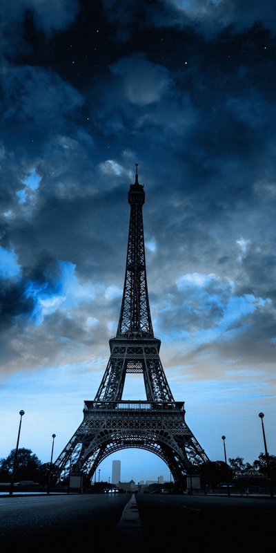 эйфелева башня в париже на смене дня ночью