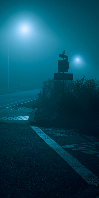 перекресток ночью знак в тумане
