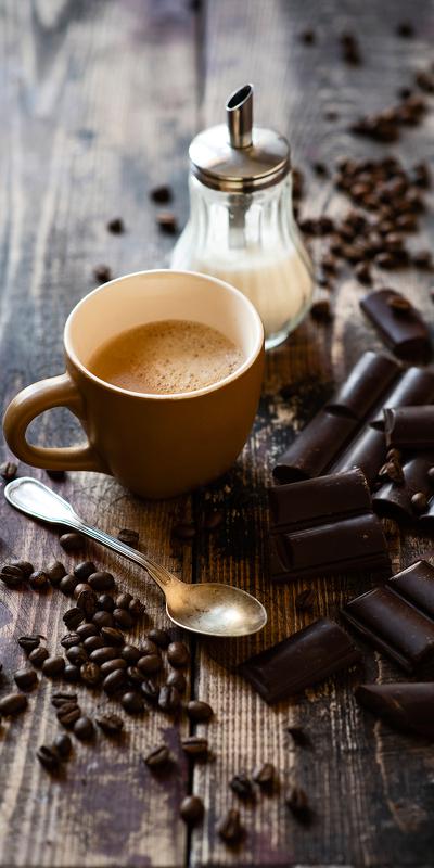 чашка кофе сахар на столе шоколад