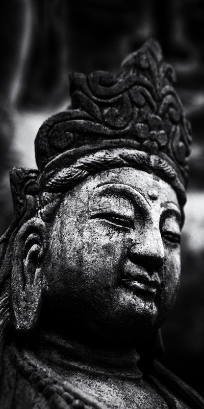 статуя будды в черно белом